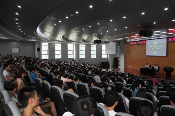 潘坤应邀在成都校区作《中国共产党的发展历程》专题讲座