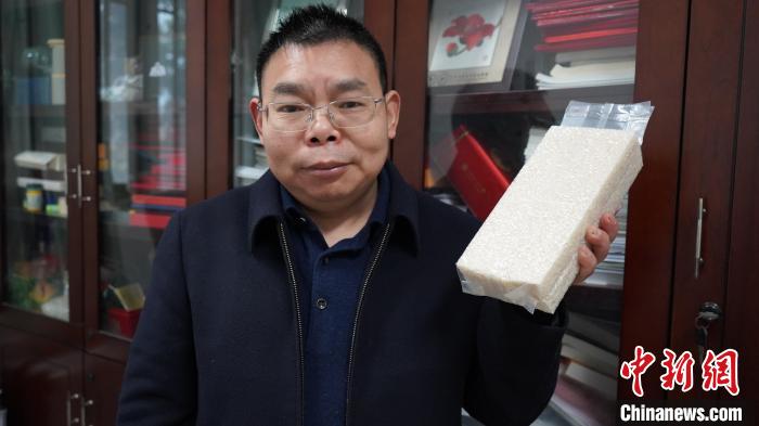 陈学伟展示最新研发的“稻虾米”。　何浠 摄