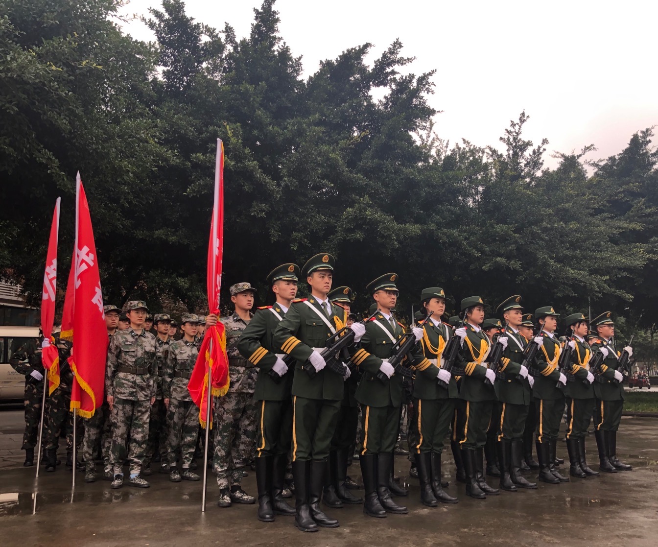 我校国旗护卫队举行元旦升旗仪式-桂林航天工业学院