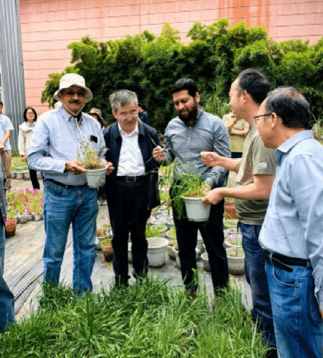 著名小麦遗传育种学家何中虎院士一行应邀到校考察交流