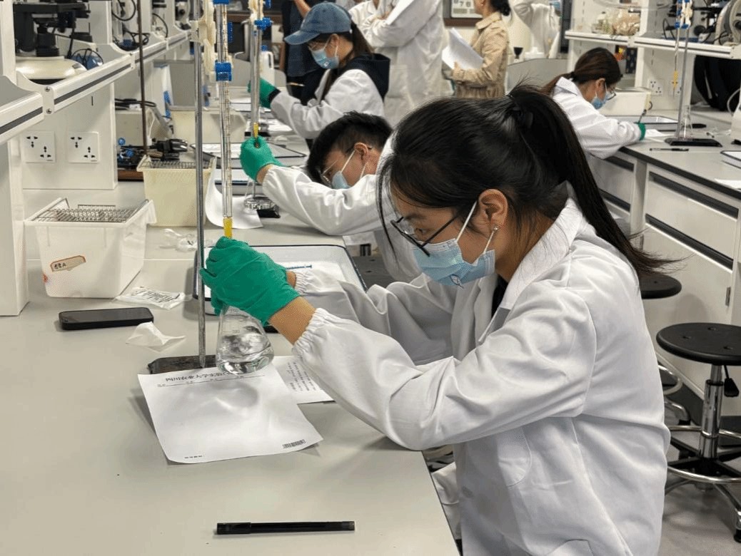 第十届药学类专业大学生专业技能竞赛顺利举行