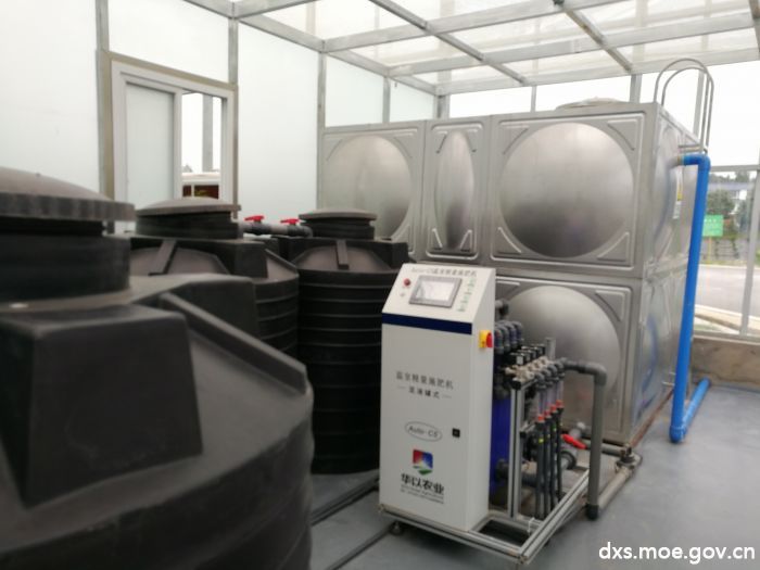 芦笋组培温室里的智能化设备自动施肥机 