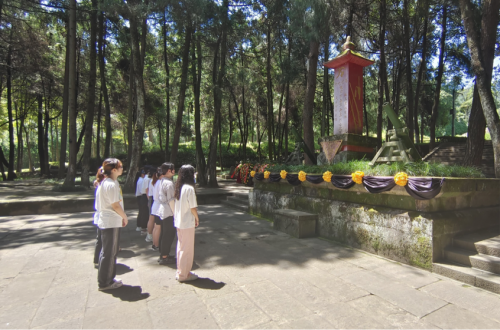 川农学子三下乡:缅怀先烈忆峥嵘,传承文化颂党恩 川农学子三下乡:缅怀先烈忆峥嵘,传承文化颂党恩