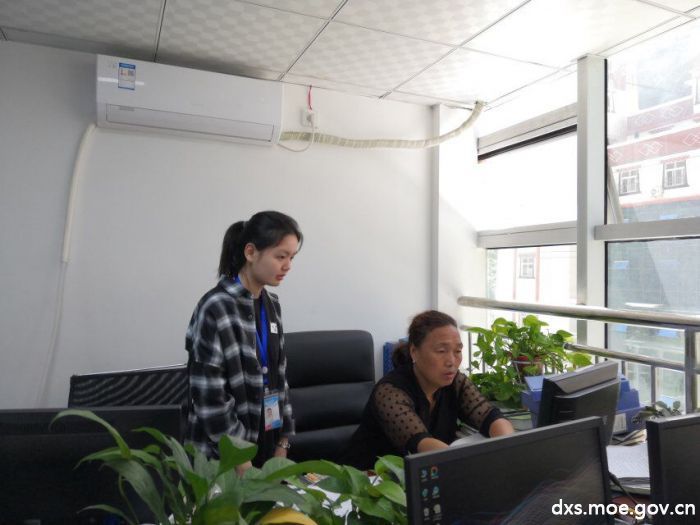 统计局工作人员正在调取数据给团队成员。通讯员 杨惠淋 摄