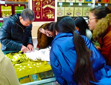 说明: E:\周林\2019学生工作\商院学子走进非物质文化遗产, 多方位深入调研自贡小三绝\非物质文化遗产 实践队员学习挑染技术.jpg 说明: E:\周林\2019学生工作\商院学子走进非物质文化遗产, 多方位深入调研自贡小三绝\非物质文化遗产 实践队员学习挑染技术.jpg