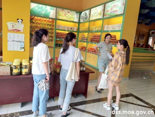 图为队员们在走进泡菜城实体店,了解线上线下的泡菜销量。