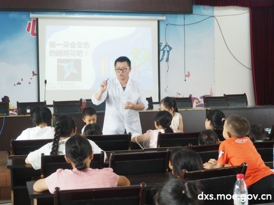 向孩子们讲解实验原则。