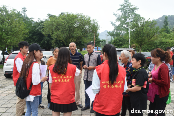 图为团队成员向社区居民介绍游戏规则