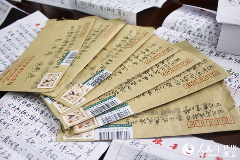 图为部分父亲写给易佳缘的家书。（李方伟 摄）