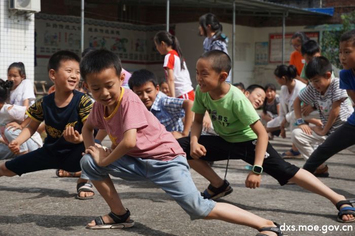 正在上体育课的小孩