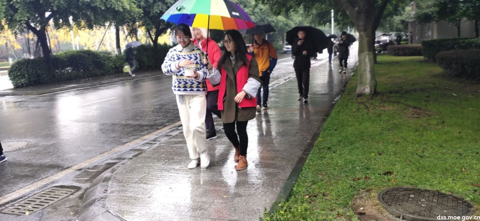 志愿者们“护送”汤饺上路。.jpg 志愿者们“护送”汤饺上路。.jpg