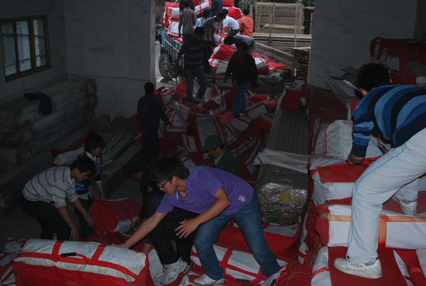 爱心站志愿者为青海玉树灾区搬运物资并受雅安市领导表扬