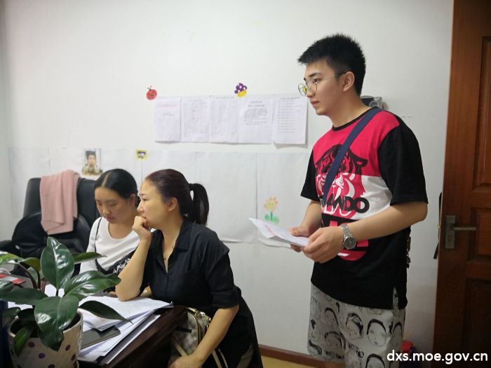队员在泸定县了解泸定县的发展情况 通讯员 杨惠淋 摄