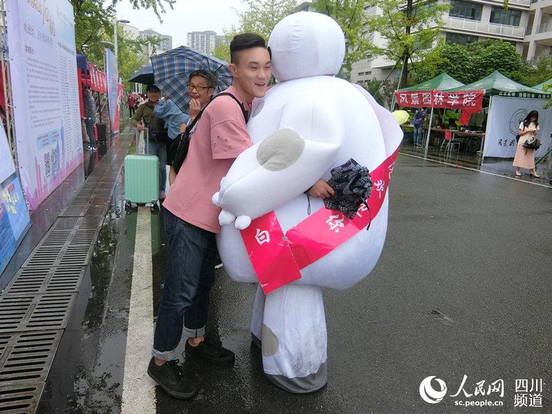 大白拥抱新生。