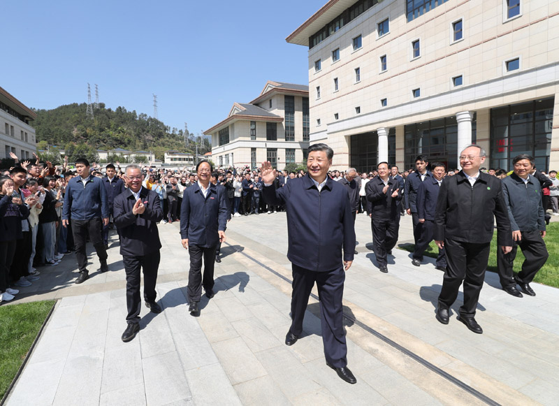 3月22日至25日，中共中央总书记、国家主席、中央军委主席习近平在福建考察。这是25日上午，习近平在福州闽江学院考察时，向师生们挥手致意。新华社记者 王晔 摄