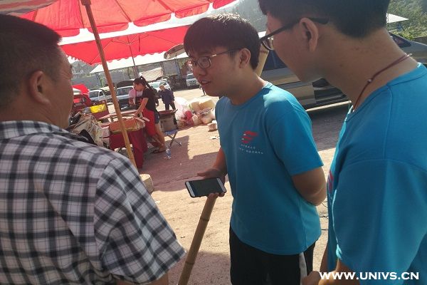 图为团队成员询问信息化建设程度