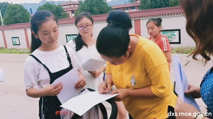 与家长交流,登记儿童信息。