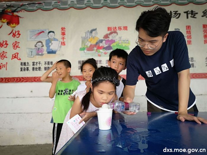 孩子们开心的排队参与游戏