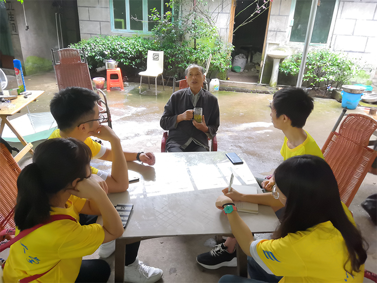 实践队员与茶农黄学云交谈的场景。胡杰 摄 实践队员与茶农黄学云交谈的场景。胡杰 摄