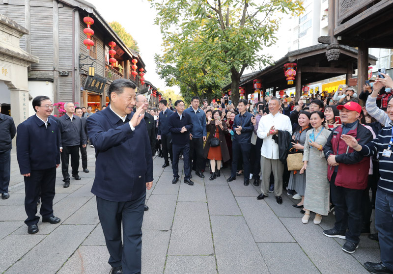 3月22日至25日，中共中央总书记、国家主席、中央军委主席习近平在福建考察。这是24日下午，习近平在福州三坊七巷历史文化街区考察时，向游客和市民招手致意。新华社记者 鞠鹏 摄