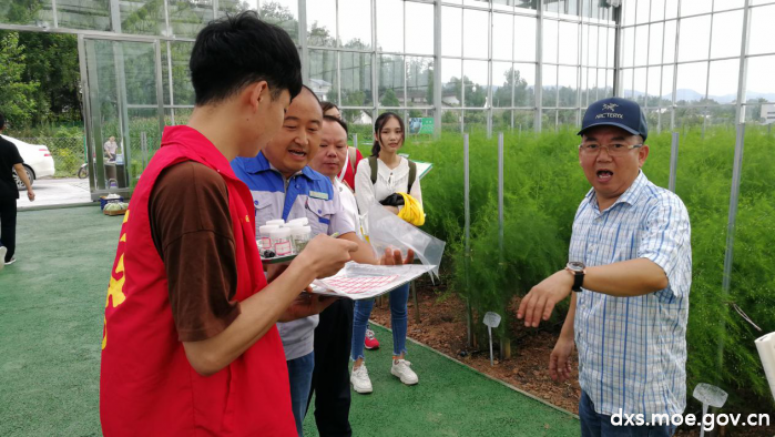工作人员正在向成员讲解技术 工作人员正在向成员讲解技术
