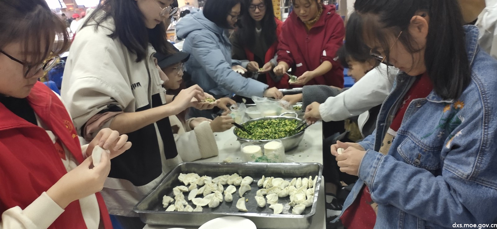 “饺子组”志愿者正在包饺子。2.jpg