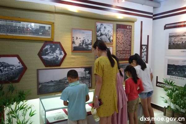 和孩子们一起参观村史馆。
