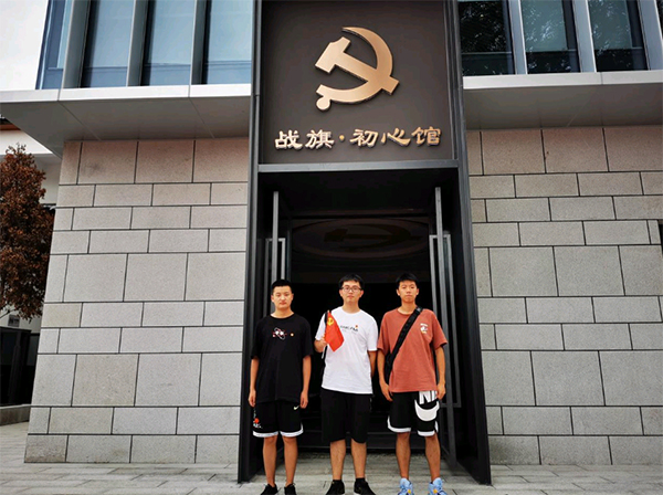 四川农业大学学生前往四川多地开展红色教育实践活动_fororder_实践队员在战旗村参观学习-供图-四川农业大学 四川农业大学学生前往四川多地开展红色教育实践活动_fororder_实践队员在战旗村参观学习-供图-四川农业大学
